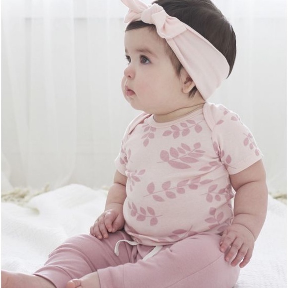 Baby girl pink outfit - baby girl bundle of 3 - leaf print onesie, pants and bow - Picture 1 of 6